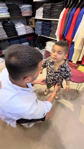 قميص مشجر وبنطلون بسعر مغري في السوق