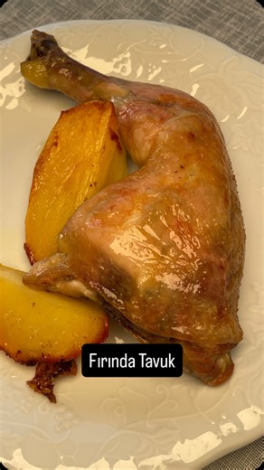 Rıfat Yurttaş on Instagram: "Fırında tavuk . 2 adet kalçalı but . 3 adet iri patates Salamura için: . 2 yemek kaşığı tuz . 2 su bardağı su . 1 limon Yapılışı : . Tuz, su, limon ve limon suyunu güzelce karıştırın . Tavukları,oluşturduğunuz salamuranın içinde en az 4 saat en fazla 24 saat bekletin. . Salamura’dan çıkardığınız tavukları yıkamadan, direk kurulayın su kalmasın. . Fırını önceden 180°’ye ayarlayın . Tabanını Hafif yağladığınız ve ardından patatesleri dizdiğiniz fırın kabına tavukları 