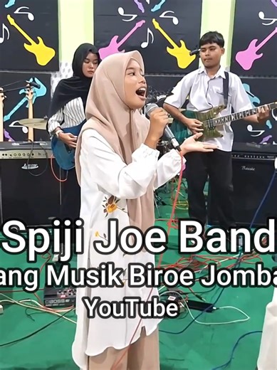 Song :Dokter Cinta (Dewi Dewi) Cover by Spiji Joe Band (SMPN 1 JOMBANG) -Drumer :Theo. (7E) -Gitar 1. :Laceta (9I) -Gitar 2. :Zio. (7E) -Bass :Rheindra (8E) -Kibot. :Adit (7H) --Voc :Avara. (7B) -Voc. :Evellyn. (7B) --Voc. Nissa. (7D) Pembina : Eko Andik Budiarto Pelatih/Soundman : Aris Andik Support by Biroe Music Studio (WA 082233218794) #smpn1jombang #spijijoe #pelajarkeren #musisi #pelajarjombang