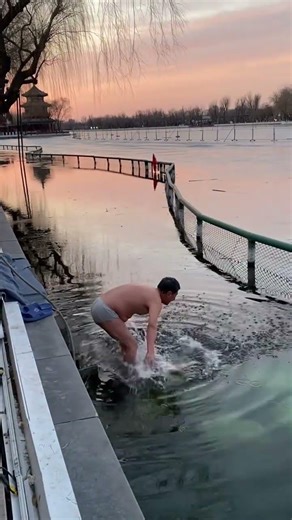 Xiao Cui's Winter Swim Challenge: Dive into Cold Water
