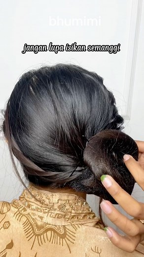 9.9K views · 195 reactions | Selamat Malam Sahabat Bhumimi✨ Bingung mau tampilan rambut gimana karena punya rambut panjang apalagi mau kondangan ke acara nikahan teman?樂 Jangan di skip dulu, bhumimi punya tutorial hairdo untuk kalian yang punya rambut panjang. Pastinya simple deh ga ribet dan tetap elegan untuk datang ke kondangan, yuk langsung disimak video ini sampai habis ya殺 #tutorialhairdo #hairdosimple #referensikondangan #kebayamodern | Bhumimi kebaya | Facebook