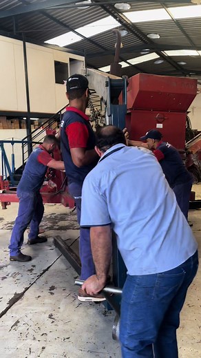 Na vida eu sou o que faz peso no guincho😂 #mecanica #oficina #motor