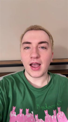 cameroncarey (@ifyouseethisdonttellme)’s video of pillow princess costume