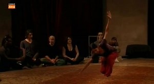 Hoy les dejamos una Clase Magistral de Peter Brook, uno de los directores teatrales más importantes en la actualidad 🎭❤️ En el año 2014 su hijo Simón Brook le propuso hacer un documental de su metodología grabando una clase y él accedió a mostrar su filosofía teatral que lo ha llevado a ser reconocido mundialmente 👏🏽 Aqui está el enlace para ver la clase completa 👉🏽 https://youtu.be/mhCw5YjraLs 😊 | Teatralízate