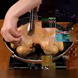 Il nuovo modo di cucinare il pollo che sta facendo impazzire il mondo Ingredienti: pollo intero: 1 pz acqua calda: 2 l burro morbido: 150 g scorza di limone: 10 g sale: 5 g pepe nero: 2 g paprika dolce: 3 g aglio: 10 g miele: 50 g salsa di soia: 50 ml succo di limone: 60 ml paprika dolce: 5 g sale: 7 g pepe nero: 2 g | Saporito.tv