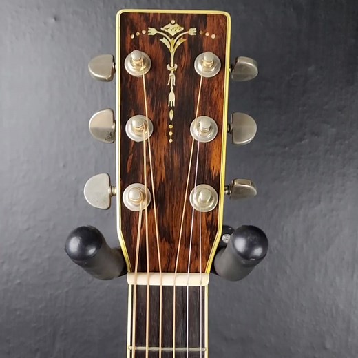 Brand: Cat's Eyes CE-1000D (1980, Japan) ------------------------------------------------- **Description** อีกหนึ่งของ Rare item ที่นานๆจะเจอสักครัง Cat's Eyes CE-1000D ที่วางมุกมาแบบ Martin D-41 เนื้อเสียงทรง ทีมิติ เป็นอีกหนึ่งกีต้าร์ที่ดีในสาย Martin D-41 replica ของค่าย Tokai ครับ This CE-1000D has a dynamic and powerful sound. It similar to the Martin D41 model in Tokai Cat's-Eyes brand. The sound is wonderful with a good balance between the deep bass and the brilliant treble. The balance o