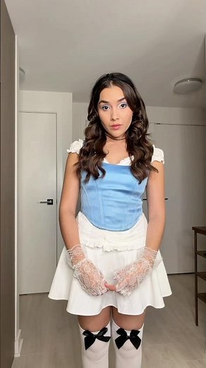 Halloween transition for an easy last minute Alice in Wonderland Costume 💙 #halloweencostume