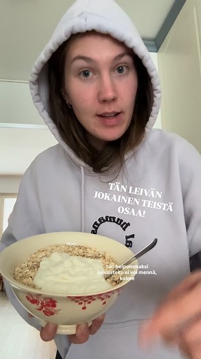 KAURAPELTILEIPÄ — 3 raaka-ainetta 3 kananmunaa 250g kaurahiutaleita 250g jogurttia (🧂Omaan versioon lisäisin ripauksen suolaa, ohje tehty aikoinaan lapselle — voi myös lisätä levitteen päälle uunin jälkeen) 1. Sekoita ainekset keskenään. 2. Kaada pellille ja levitä ohueksi. TAI laita yön yli jääkaappiin, jollon saat aamulla tuoretta leipää ja gluteeni on ehtinyt pilkkoutua (varsaystävällisempää). 3. Paista 220 asteessa 20-25min. Hyvää heti ja myöhemmin nautittuna! | Jenna Heikkilä