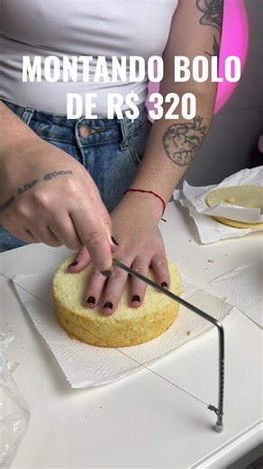 Comentem aqui se quiserem ver a parte 2 decorando com as flores 🌹 #bolodecorado #confeitaria #fy #bolodeaniversario