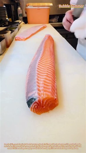 Préparation du saumon : retirer les arêtes et l'excès de graisse des filets