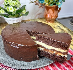 In 2 minute copiii au devorat felia de tort kinder pingui Reteta 🌸4 oua 🌸130 gr zahar 🌸70 ml ulei 🌸esenta de vanilie sau rom 🌸putina sare 🌸1 lingura de otet 🌸150 gr faina 🌸2 linguri cacao 🌸1/2 plic praf de copt 🌸2 linguri de mascarpone Glazura de ciocolata 🌸300 gr ciocolata 🌸150-200 ml lapte 🌸2 linguri cacao Crema 🌸500 gr mascarpone 🌸200 ml frisca 🌸120 gr zahar 🌸esenta de vanilie 🌸putina sare #retete #recipes #fyp #recipes #cooking #howto #cooking #retete Recipe 🌸 4 eggs 🌸 13