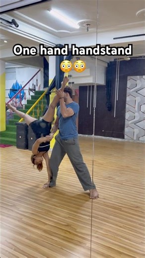 One hand handstand 😱😱 #acrobat #dance #duo #acrobatics #duet #ytshort #entertainment