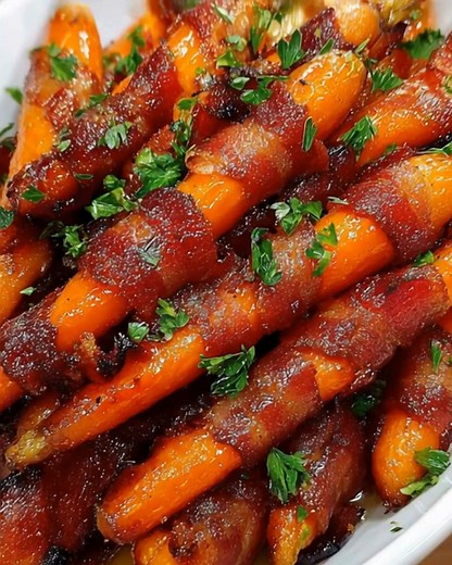 Maple Bacon Carrots Ingredients: 2 pounds baby carrots, peeled 6 slices bacon, chopped 1/4 cup pure maple syrup 2 tablespoons unsalted butter 1 teaspoon salt ...... Full Recipe in Coʍmеոτ 💬 | Yay Food