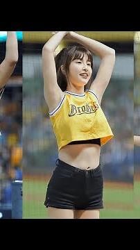大人気台湾チア 峮峮 チュンチュン 美しい腹筋ちら見せ衣装！2022 中信兄弟 啦啦隊女神