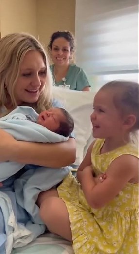 Big Sister’s Jealous Reaction Right After Birth 😭😂❤️”#BigSisterReaction#FunnyKids#FamilyMoments