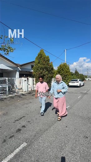 Malaysia Homie on Instagram: "1500 sqft farmhouse + cafe inspired home with pink kitchen 🩷 Her teapot collection is so cute! 🫖 She enjoys baking and preparing coffee & tea using Gula Prai Super, the premium sugar that’s great for everything 😍 It’s affordable and comes in a new compact packaging which sits perfectly on the kitchen counter too ✨ Available at all participating AEON outlets nationwide or your local convenience stores 🎉 #Ad"