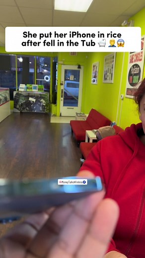 You don’t wanna miss this out ‼️ Why did she do that at the end 😱 #fyp #foryou #ct #bridgeportct #rice #foryourpage #igotchu #moneytalkswireless #phonerepair ##funny ##appleiphone #k18results #waterdamaged