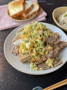 このカリカリがやばい☆サバ缶と高野豆腐のカリカリスティックタルタルカレーのせ