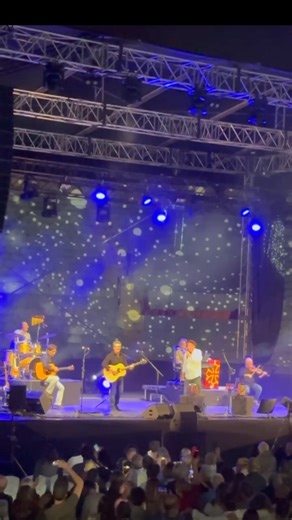 Dans « Mon Dieu que j’en suis à mon aise », une très vieille chanson, le groupe #Nadau, évoque un soldat qui dit à sa bien aimée, inquiète de le voir partir à la guerre, tout l’amour qu’il lui porte. Cette chanson date des campagnes d’Italie de 1705 pendant les guerres de succession d’Espagne. Connue aussi sous le nom de « La Piémontaise », elle fût adopté sous l’Ancien Régime par le Régiment de Piémont. Les mots d’il y a deux siècles paraissent aujourd’hui bien désuets mais ils n’en restent pas