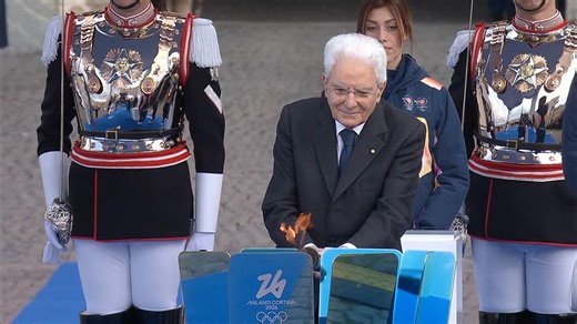 Olimpiade Milano-Cortina, Sergio Mattarella accende il braciere olimpico al Quirinale