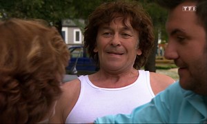 Camping paradis - S06 - E01 - Ca décoiffe au camping | TF1+