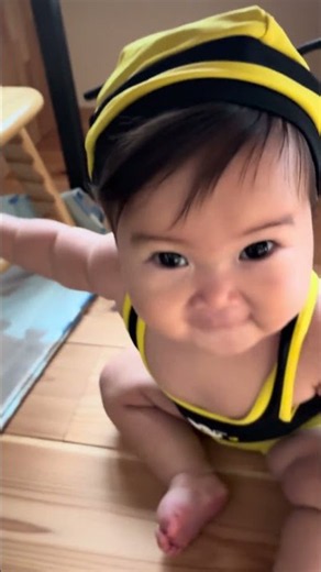 ベビースイミングに行く前🐝になってみたよ# #あかちゃん #赤ちゃん #赤ちゃんのいる生活 #baby #孫が可愛い #ベビースイミング
