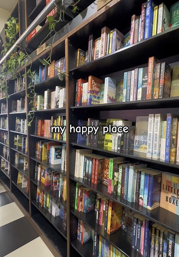 Spend my bookish lunch break with me #booktok #booklovers #bookish #bookstore