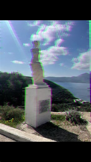 Yesterday we stepped back in time on the island of Milos. First we explored the ancient catacombs carved deep into the volcanic rock — quiet, mysterious, and one of the most important early Christian burial sites in Greece. Just nearby is the place where the famous statue of Venus de Milo was discovered… the iconic image of the goddess Aphrodite that now lives in the Louvre. We also visited the beautifully restored Milos Ancient Theatre, originally built during the Hellenistic period and redisco