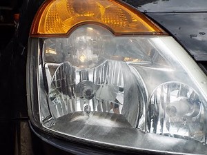 Cum se schimba becul de pozitie pe fata la Renault Modus