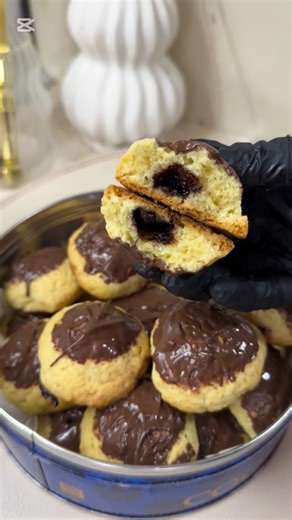 Lobar Sultonova on Instagram: "Eng osson mazali pichinni 😋 200 gr margarin Un (manda 580 gr ketti) 2 ta tuhum 120 gr shakar 1 ch q vanilin 1 ch q razrehritel 2 osh q @puremilky_official qaymoq 180 gradusda oldindan qizdirilgan duhofkada tepa pas rejimida yarm soat atrofida pishib chiqadi ❤️ #retsept #kelin #top #pichinni"