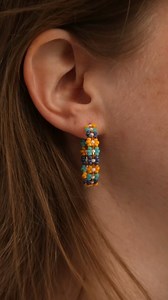 15K views · 363 reactions | #BEADS On en voit partout !  Ces petites fleurs en perles sont carrément tendance cette saison ! ☀️ Pas de tissage mais apprenez le noeud plat en macramé !  Le matériel  https://bit.ly/2TRvTjT | Perles & Co | Facebook