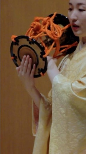 Peculiar #Japanese instrument - hand drum Kotsuzumi 🥁 essential for Noh and Kabuki #theatre #music