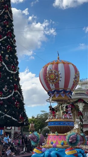 51K views · 1.5K reactions | Mickey and Minnie pass by in their...