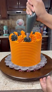22K views · 162 reactions | Decoremos un pastel en nuestra base perfecta para Halloween La Base Perfecta ️ ️ de 20 cm de diámetro con dos panes y 3 rellenos utilizando chantilly con los colorantes naranja y súper negro con las duyas 108F y 865 , comenta tu pastel de Halloween   | My dulce ángel | Facebook
