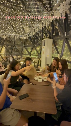 🎄✨ Christmas Exchange Gift✨ Give your friend something they’ll actually use, keep, and genuinely smile about. Our personalized magnetic badges are small, cute, and full of personality — the kind of gift that feels thoughtful without trying too hard. 🤎✨ Personalize it with: • Their name • Their favorite photo • A memorable moment • Professional background • A minimalist aesthetic design Perfect for: • Friend exchange gifts • Office Kris Kringle Why they’ll love it: ✔️ Aesthetic & unique ✔️ Pers