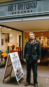 In deze aflevering van de OORzaak struinen we met @timknolofficial door de bakken van vinylspeciaalzaak @no.1hotwaxrecords in Alkmaar. Welke platen neemt Tim mee naar huis? Het volledige interview van de OORzaak lees je op oor.nl 📹 @lisahussaarts | OOR