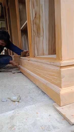applying woodfiller using a scraper #diy #woodworking #furniture #finishing | Daren Digta