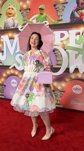 Taryn Bench on Instagram: "The second I learned I would be meeting my absolute idols I KNEW it was time to pull out the holy grail bedsheets that one of YOU benchlings sent to me when you found them thrifting. How amazing is that?! I channeled my inner Miss Piggy on the bedsheets with her parasol so obviously I had to bring my own 😜😍. What do you think? Did it turn out good enough to meet the characters irl?! HUGE thanks to @disneyplus @abc @themuppets for letting me truly live my biggest drea