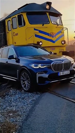 Accident Feroviar: Un șofer de BMW a parcat pe calea ferată | AI | Inteligenta Artificiala