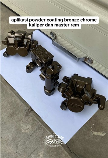 Satu set kaliper depan belakang dan master rem sudah selesai kita powder coating warna bronze chrome sesuai permintaan customer nih pren. FYI, untuk pilihan warna powder coating dibengkel PCS tersedia mulai dari bubuk lokal ataupun impor. Kalian bisa tanyakan via WA untuk jasa powder coatingnya dan juga warna yang kalian mau. Untuk informasi nomor WA bengkel PCS ada di bio profil kita ya pren #powdercoating #powdercoat #pcstips #powdercoatingsolo #powdercoatingindonesia