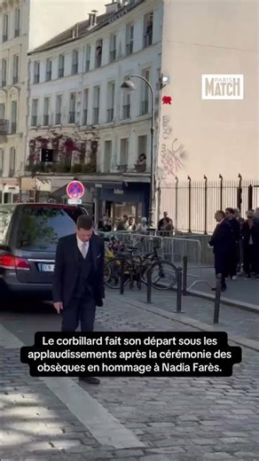 Le corbillard fait son départ après la cérémonie des obsèques de Nadia Farès
