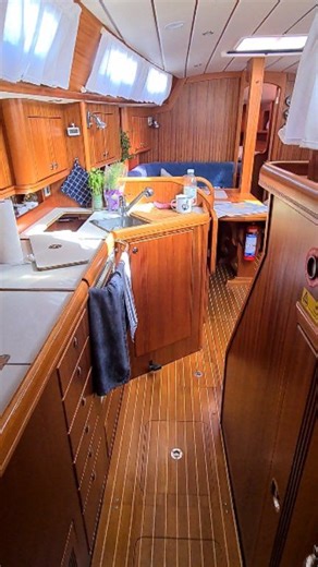 New day, new view 💯 Boatliving at its best 🤩 #sailinglife #najad400 #segelboote #sailing #boat #båt #segelbåt #yacht #lovesailing #yachtlife #segling #boattour #boatliving #liveaboard #segeln #purjehdus | Vindlek