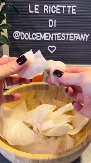 Patatine con 1 ingrediente: chips di carta di riso in 30 secondi