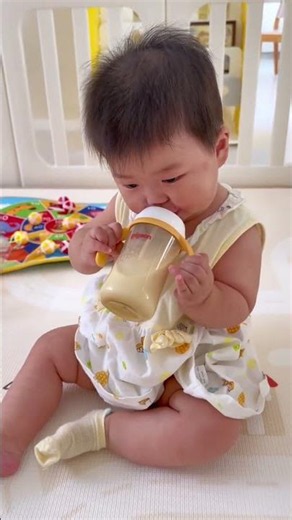 Little Pu Tao's Daily Feeding Routine Is Getting Easier 🍼💛 #putao #babyfeeding #familymoments
