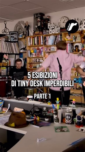 Tiny Desk Concerts, il video format web di NPR, la radio pubblica americana con sede a Washington, si basa su un’idea semplice ed efficace: far suonare band e artisti all’interno di uno spazio adibito a ufficio. Le regole di ingaggio sono semplici e rigorose: non sono ammesse apparecchiature che amplificano il suono o la voce, come monitor vocali o auto-tune, le spese sono a carico degli artisti che non vengono ricompensati per le performance né rimborsati per il viaggio, è prevista una sola pro