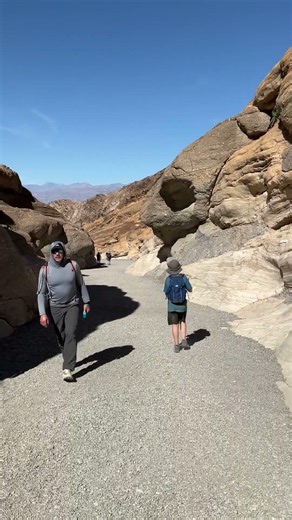 Mosaic Canyon trailhead in Death Valley National Park. 死亡谷國家公園馬賽克峽谷步道起點!