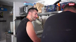 QUAND UN PERE APPREND A FAIRE LA PIZZA A SON FILS... Bizatous. Eric Collado Rendez-vous.... Le 19/09 à ST GENIES DE MALGOIRES pour le One Le 25/09 à NICE pour le One Le 26/09 à SOLER pour un plateau d'artistes. Vous aimez la vidéo ? Alors merci de la partager et en vous abonnant sur ma page youtube https://www.youtube.com/channel/UCHg3-y8Yf-a3VG0YPSlTMkA… sans oublier de cliquer sur la petite cloche afin d'activer les notifications pour louper aucune de mes prochaines videos RETROUVE-MOI SUR MES