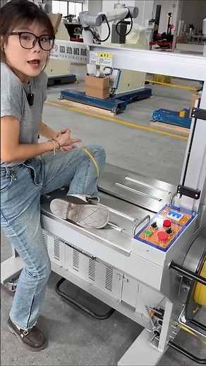 The packaging configuration connected to the front and rear conveyor lines makes the operation.