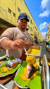 Patin Bakar Kayu Api, menu pemenang pertandingan House of Patin di Temerloh tahun ini. Jadi Abe La terjah terus ke Kancil Raja Patin Temerloh untuj tengok cara pembuatan menu kebanggan orang Temerloh ini. Lokasi : Kancil Raja Patin Temerloh. #pahang #ikanpatin | Senok Perut