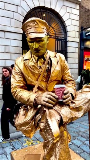 When my audience is getting to curious. #livingstatue #performer #works